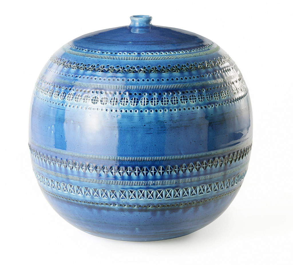 The reknowned Rimini blue glaze on this spherical vase from Bitossi, deisgned by Aldo Londi. Image: Museo Artsitico Industriale Bitossi